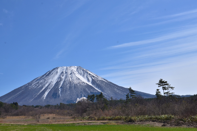 採水地近くから望む中国地方最高峰大山