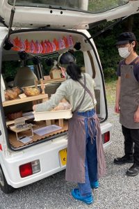 土日に採水地で販売です。